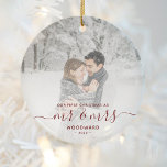 最初の結婚したクリスマスカスタムフォトレッドスクリプト セラミックオーナメント<br><div class="desc">この美しい記念初めてのクリスマスで結婚のモダンオーナメントを祝う。暗赤色の読文字「ミスター・アンド・ミセスとしての私たちの初めてのクリスマス」は、手書き文字に「ミスター・アンド・ミセス」という言葉が前後エレガントに華やかに浮かび上がる。サンプル画像を写真に置き換お気に入りのえ、姓と年を追加する。白のグラデーションフ救済ィルタが文字をポップ・アートの作成</div>
