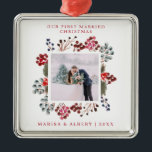 最初の結婚したクリスマスベリーの写真 メタルオーナメント<br><div class="desc">休日の美しい記念品 – カップルとしてあなたの初めてのクリスマスを記念するクリスマスの飾結婚したり。このデザインは赤お気に入りの、青結婚色、茶色の冬の果実に囲まれたフレームであなたの写真を特色にする。編集可能パーソナライズされた文字は赤。贈り物素晴らしをする。</div>