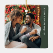最初の結婚したクリスマス2枚の写真のシンプル緑 セラミックオーナメント (裏面)