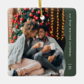 最初の結婚したクリスマス2枚の写真のシンプル緑 セラミックオーナメント (正面)
