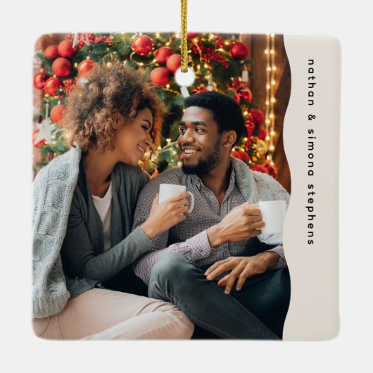 最初の結婚したクリスマス2枚の写真シンプル写真 セラミックオーナメント (裏面)