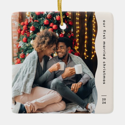 最初の結婚したクリスマス2枚の写真シンプル写真 セラミックオーナメント (正面)
