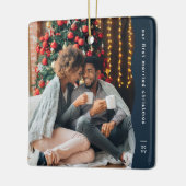 最初の結婚したクリスマス2枚の写真シンプル海軍 セラミックオーナメント (左)