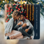 最初の結婚したクリスマス2枚の写真シンプル海軍 セラミックオーナメント<br><div class="desc">このシンプルトレンディーモダンの装飾は、大きな写真と文字の部屋と年の間に沿っての波打つネイビーの青いエッジをカスタム特徴としている。新しいオーナメントと初めてのクリスマスを一緒に設計祝されたこのオーナメントは、1つの大きな写真を前面に、2つ目の写真を背面に配置し、年と共にカスタム2つの文字を行う。この写真パーソナライズされたの休日のオーナメントは素晴らし、特別なイベント、家族の休暇、卒業、新生児、新しい家などを記念する方法でもある。Lea Delaverisデザインによるこのオリジナルオーナメントデザインは写真と文字と完全に一緒に使用できカスタマイズる。また、他の色でも使用できる。コレクション内のこの波状のエッジモダンスタイルで詳細なトレンディーデザインを検索！</div>