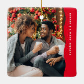 最初の結婚したクリスマス2枚の写真シンプル赤 セラミックオーナメント (裏面)