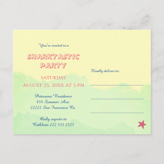 最初の誕生日かわいいベビーサメ海黄色の緑 インビテーションポストカード (裏面)