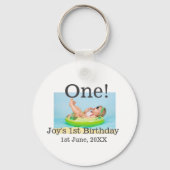 最初の誕生日の写真モダンを1つ追加する日付 キーホルダー (裏面)