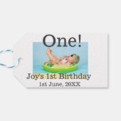 最初の誕生日の写真モダンを1つ追加する日付 ギフトタグ (裏面横)