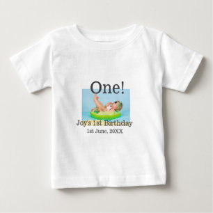 最初の誕生日の写真モダンを1つ追加する日付 ベビーTシャツ