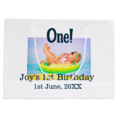 最初の誕生日の写真モダンを1つ追加する日付 ラージペーパーバッグ (裏面)
