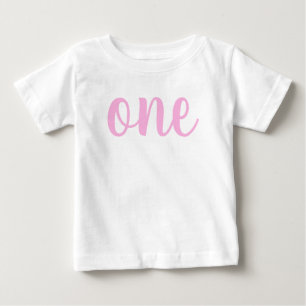 最初の誕生日の女の子ピンクのピンクの1つのキュレーター ベビーTシャツ