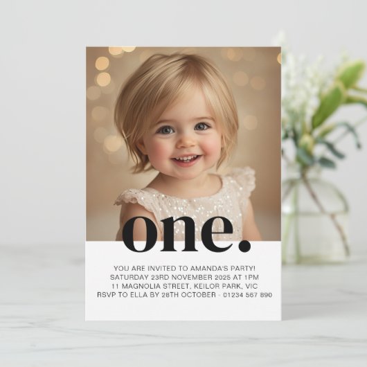 最初の誕生日フォト招待状インBrown & White 招待状 (スタンド正面)