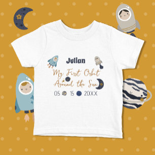 最初の誕生日、最初ののまわりに太陽の軌道！Tシャツ ベビーTシャツ