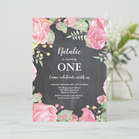 最初の1歳の誕生日招待状ピンクフローラ 招待状 (スタンド正面)