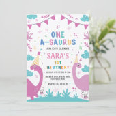 最初の1歳の誕生日 ダーク＆ライトピンクの恐竜 招待状 (スタンド正面)