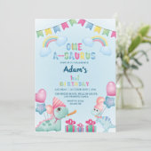 最初の1歳の誕生日 恐竜と虹、ライトブルー 招待状 (スタンド正面)
