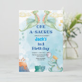 最初の1歳の誕生日 恐竜 ウォーターカラー 淡い青 招待状 (スタンド正面)