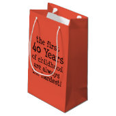 最初の40年がいつも最も辛い40歳の誕生日 スモールペーパーバッグ (裏面アングル)