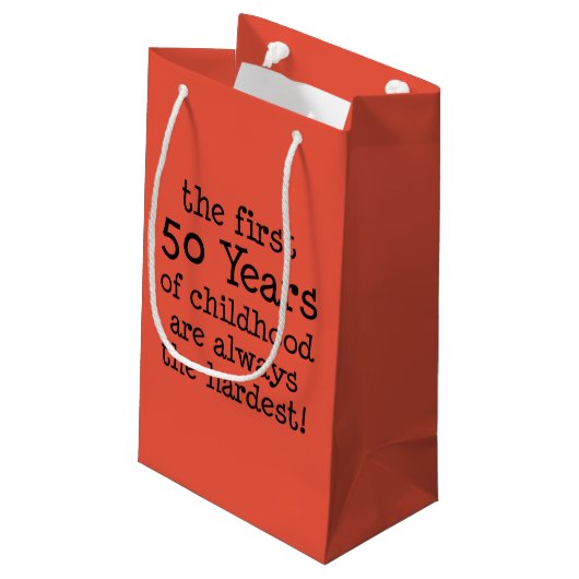 最初の50年は常に最も厳しい50誕生日 スモールペーパーバッグ (裏面アングル)