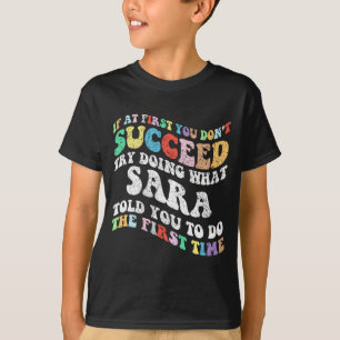 最初もしはサラが何をしようとしても成功しない Tシャツ