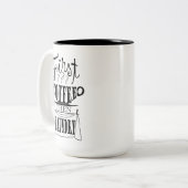 最初コーヒーそして洗濯の創造的な引用文のデザイン ツートーンマグカップ (正面左)