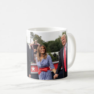 最初女性を持つMelaniaドナルド・トランプ コーヒーマグカップ
