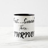 最初生き延びに、それから…繁栄！ ツートーンマグカップ (中央)