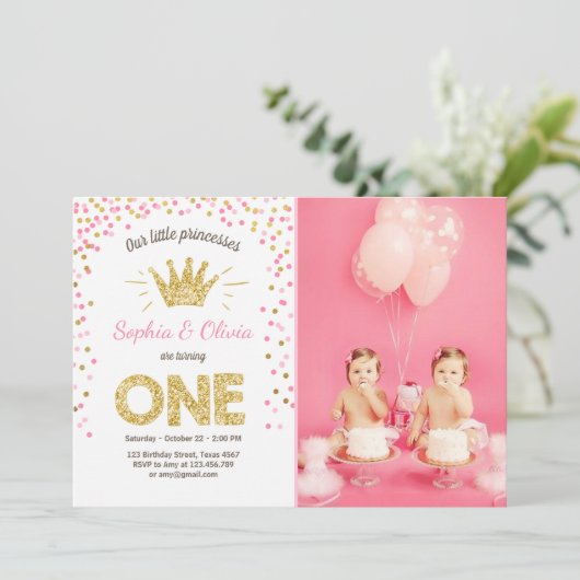 最初誕生日の招待のプリンセスの金ゴールドのピンクの双生児 招待状 (スタンド正面)