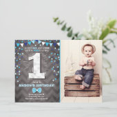 最初誕生日の招待状の男の子者の濃紺Bowtie 招待状 (スタンド正面)