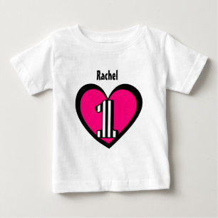 最初誕生日1歳のストライプのな数ハートV9 ベビーTシャツ