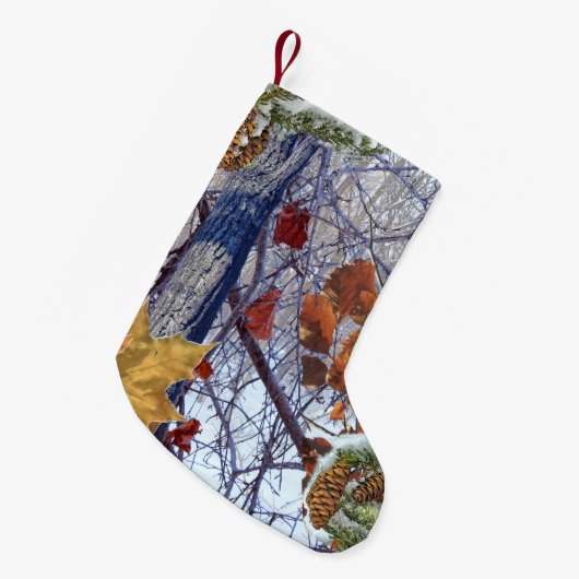 最初雪の冬場面カムフラージュの絵画 スモールクリスマスストッキング (正面 (吊り時))