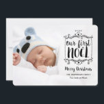 最初Noelのメリークリスマスの休日の写真カード シーズンカード<br><div class="desc">ベビーの初めてのクリスマスはモダン、新しいタイポグラフィおよび元の手描きのイラストレーションの詳細のこの楽しいデザインで強調されます。 望めば付加的なメッセージかより多くの写真をカスタマイズ、加えるためにあなたのための背部の十分な宇宙が付いているあなたの甘く小さい付加の大型の写真を特色にします。</div>