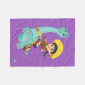 最小およびクローバー | ハッピー女性のカーボーイ&ブロントサウルスライド フリースブランケット (正面(横))