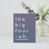 最小主義のパステル調のモダン大きい4 Oh誕生日 インビテーションポストカード (スタンド正面)