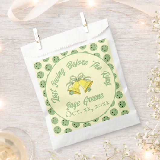 最後のスイングの前にリングや輪セージ&クリームピックボール フェイバーバッグ (クリップ留めされた状態)