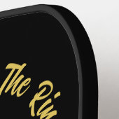 最後のスイングの前にリングや輪ブラックと金ゴールド結婚ズ ピックルボールラケット (左詳細)