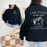 最後のトーストオンザコーストビーチバチェロレッテ スウェットシャツ<br><div class="desc">Last Toast On The Coastのビーチバチェロレッテ体験を向上させるビーチバチェロレッテスウェットシャツ – 心地よいと贅沢の完璧なブレンド。このカスタムスタイルのスウェットシャツは居心地の良さを超え、海岸で最後のトーストに最適な選択となりまパーソナライズされたす。「Last Toast On The Coast」というフレーズを使い、思い出に残るビーチバチェロレッテお祝いのトーンを設定。黒と白パーソナライズされたのソーシャルクラブのアクセントで補完された高級バチェロレッテデザインは、カクテルのソーシャルクラブの雰囲気に最適な洗練された凝集的な外観を作成する。名前の付いたカスタマイズスウェットシャツのオプションは個人のtouchを追加しユニークて、あなたのブライダルパーティの服装に意味のある追加にする。あなたは海岸で肌寒い夕べを楽しむかカジュアルら、集まるか、Last Toast On The CoastビーチバチェロレッテSweatshirtは、あなたのブライダルパーティが心地よいとスタイルの両方で際立っていることを保証する。このシックでスウェットシャツでバチェロレッテのワードローブを強化パーソナライズされたし、お祝いの贅沢さと洗練さを反映した声明を作成。カクテル・ソーシャル・クラブテーマを搭載したバックプリントは、優雅さのtouchを追加し、ビーチバチェロレッテ中の永続的な思い出を作成する。</div>