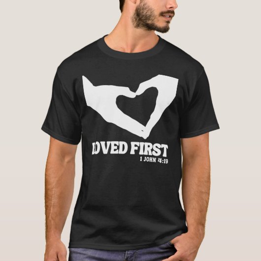 最愛 – 1ヨハネ4:19 Tシャツ (正面)
