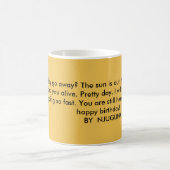 最愛NJUGUNAの詩歌のハッピーバースデーのマグ コーヒーマグカップ (中央)