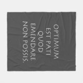 最適なest pati quod emendare non possis フリースブランケット (正面(横))