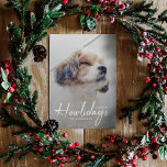 最高に幸せな休日 |ドッグフォトクリスマスネイビーブルー シーズンカード<br><div class="desc">シンプルスタイリッシュ写真Happiest Howlidaysフラットな休日のグリーティングカードと白のミニマルモダンリスト手書きタイポグラフィと背面のネイビーシンプルブルーの色を持つフルフォト上のグラデーションを持つ。あなたの愛するペットと文字の写真は、あなたの特別な毛皮パーソナライズされたの赤ん坊のように簡単にユニークデザインのために！表示される画像はイラストレーション目的のためにのみ自分の写真に置き換えられる。プレースホルダイメージは、ミニマルな背景を持つ可愛らしい小さな犬のイメージ。#christmas #dog #howlidays #holidaycard</div>