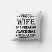 「最高に素敵な夫の誇り高い妻です」 クッション (正面)