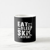 最高のス食べプアパレルSLEEP SKI REPEAT おもしろい コーヒーマグカップ (中央)
