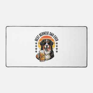 最高のバーニーズマウンテンドッグの父のビンテージ犬ビールTシャツデザイン デスクマット