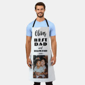 最高のパパと夫の家族フォトキープサケ エプロン (着用した状態)