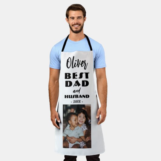 最高のパパと夫の家族フォトキープサケ エプロン (着用した状態)