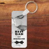 最高のパパと夫の黒いタイの写真エレガント キーホルダー (裏面)