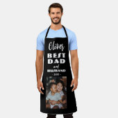 最高のパパと夫家フォトキープサキーブラック エプロン (着用した状態)