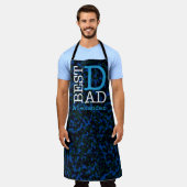 最高のパパブルーカモフラージュ名パーソナライズされた エプロン (着用した状態)