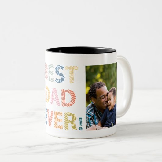最高のパパ。私たちはあなたをとても愛している ツートーンマグカップ (正面右)